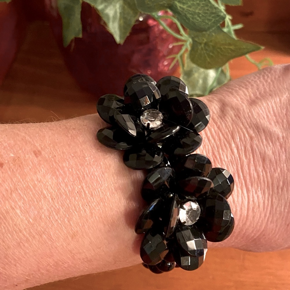 Bracelet. Black stretch with black flowers and diamond 💎 in the middle.